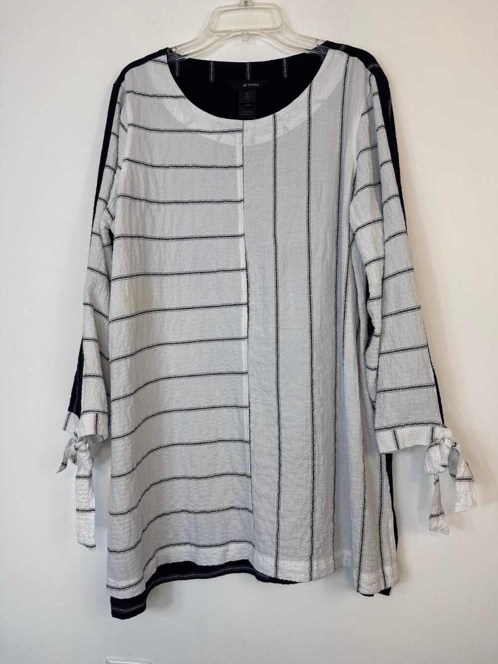 Ali Miles Black White Striped Crinkle Tunic Top Tie Cuff 3/4 Sleeve